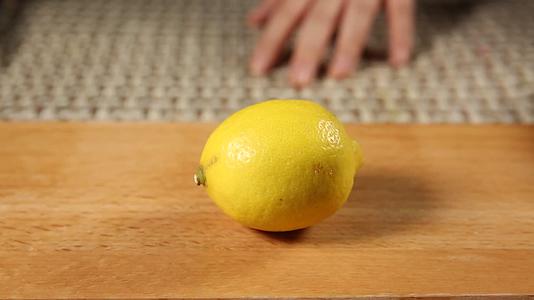实拍切水果柠檬视频的预览图