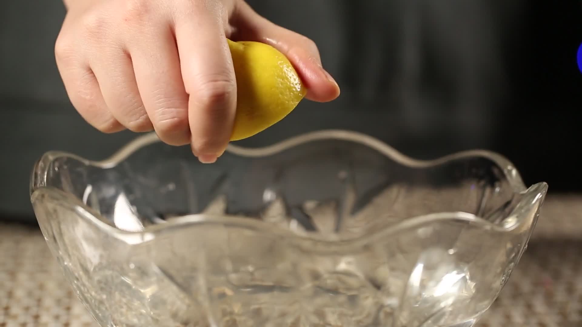 实拍挤柠檬汁视频的预览图