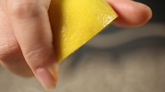 实拍挤柠檬汁视频的预览图