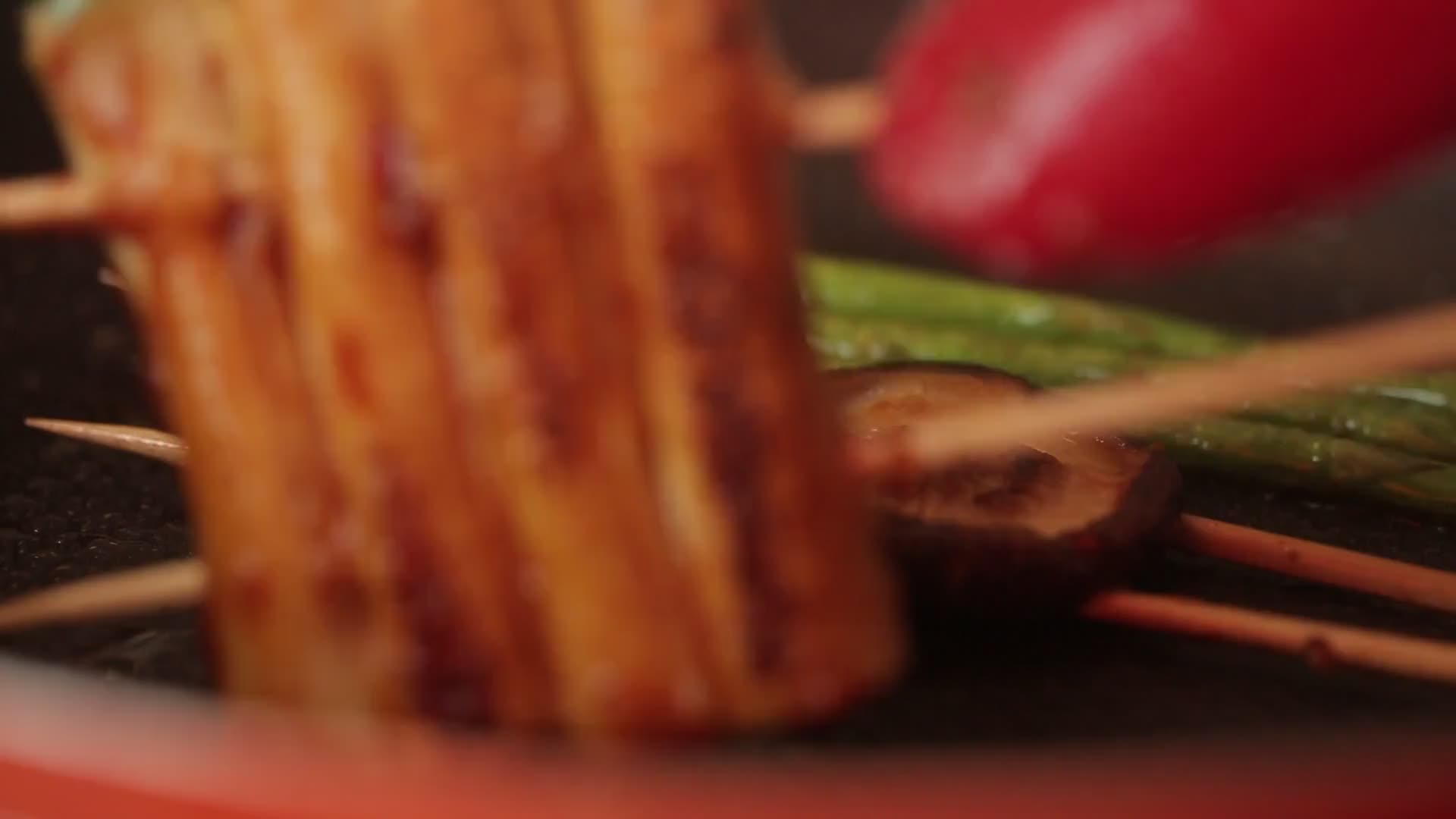 实拍平底锅烤蔬菜视频的预览图