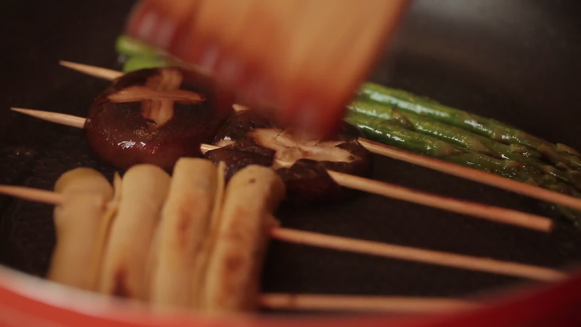 实拍平底锅烤蔬菜刷酱视频的预览图