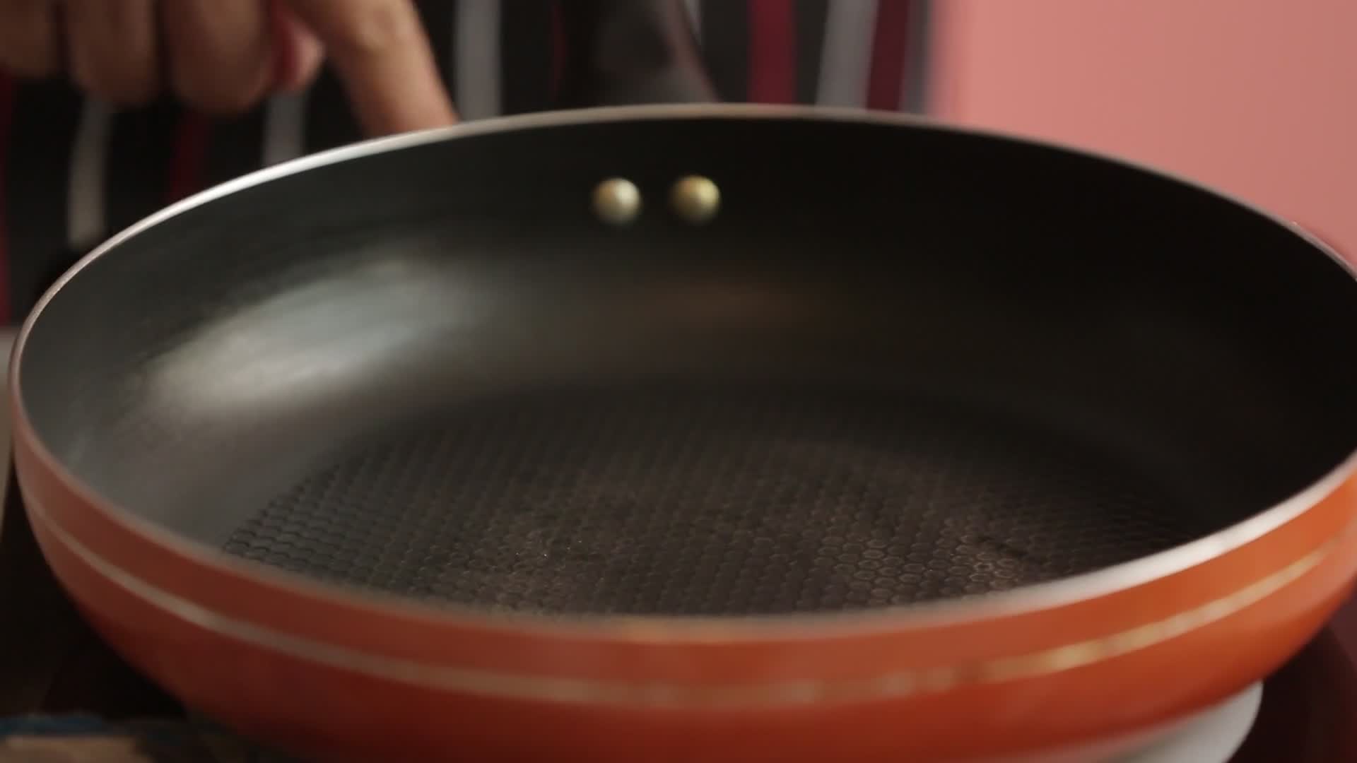 实拍平底锅起锅热油视频的预览图