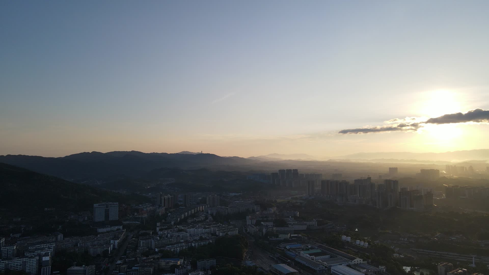 航拍城市清晨日出视频的预览图