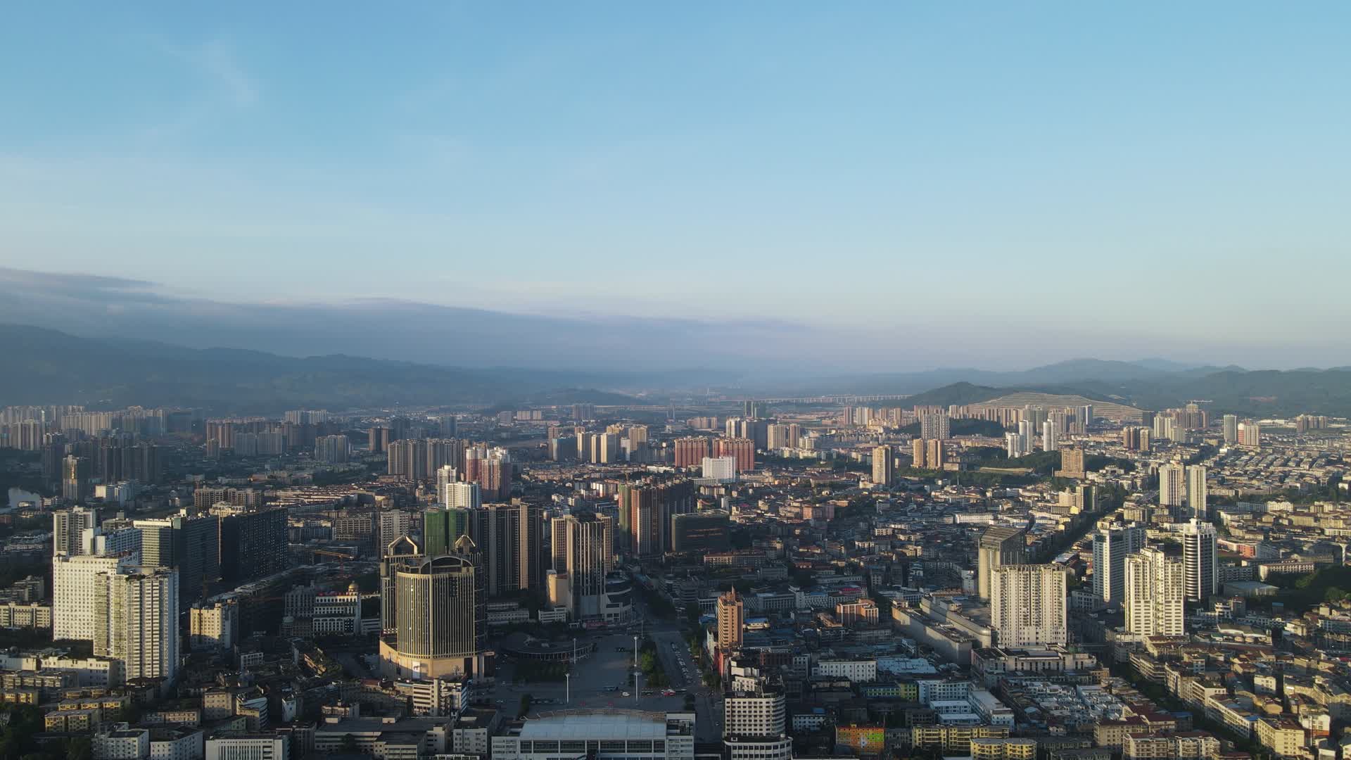 4K航拍城市清晨迷雾朦胧视频的预览图