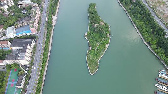 航拍湖南舞水河河中小岛视频的预览图