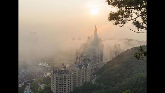 大连城堡酒店落日下的平流雾视频的预览图