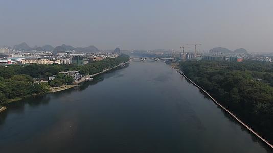 航拍广西桂林漓江风光带视频的预览图