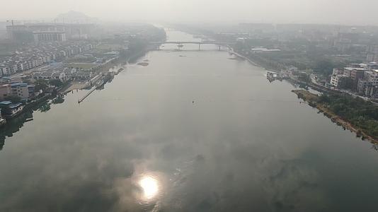 航拍广西桂林漓江迷雾视频的预览图