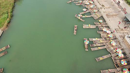 航拍广西桂林遇龙河竹筏漂流视频的预览图