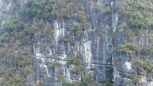 航拍广西桂林悬崖石壁视频的预览图