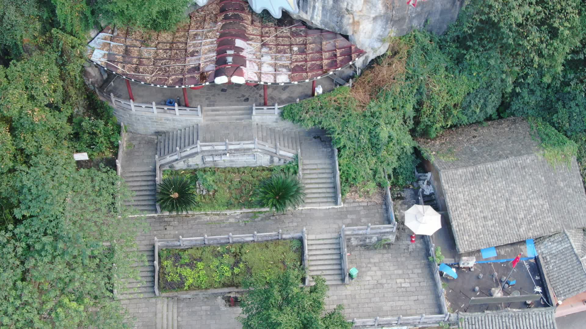 航拍广西桂林蝴蝶泉景区视频的预览图