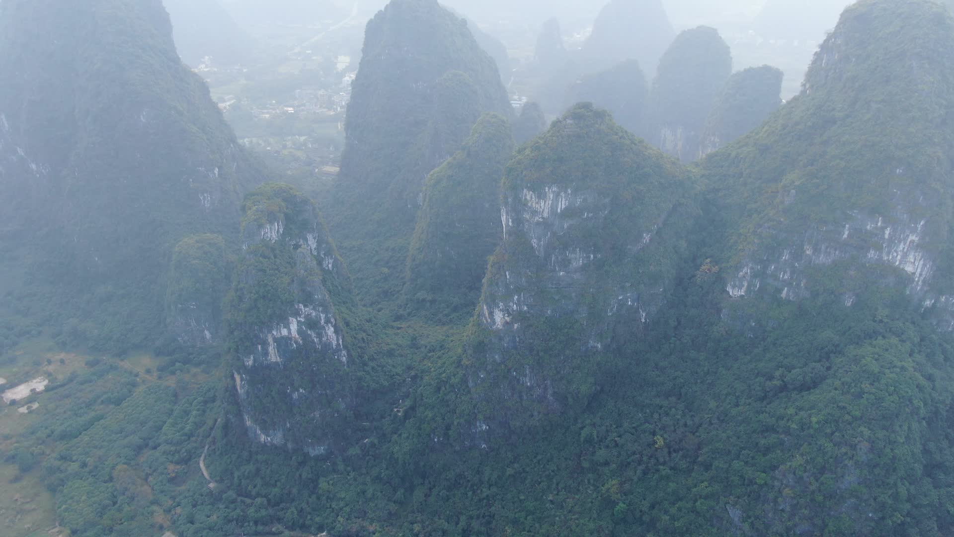 航拍广西桂林清晨山间迷雾视频的预览图