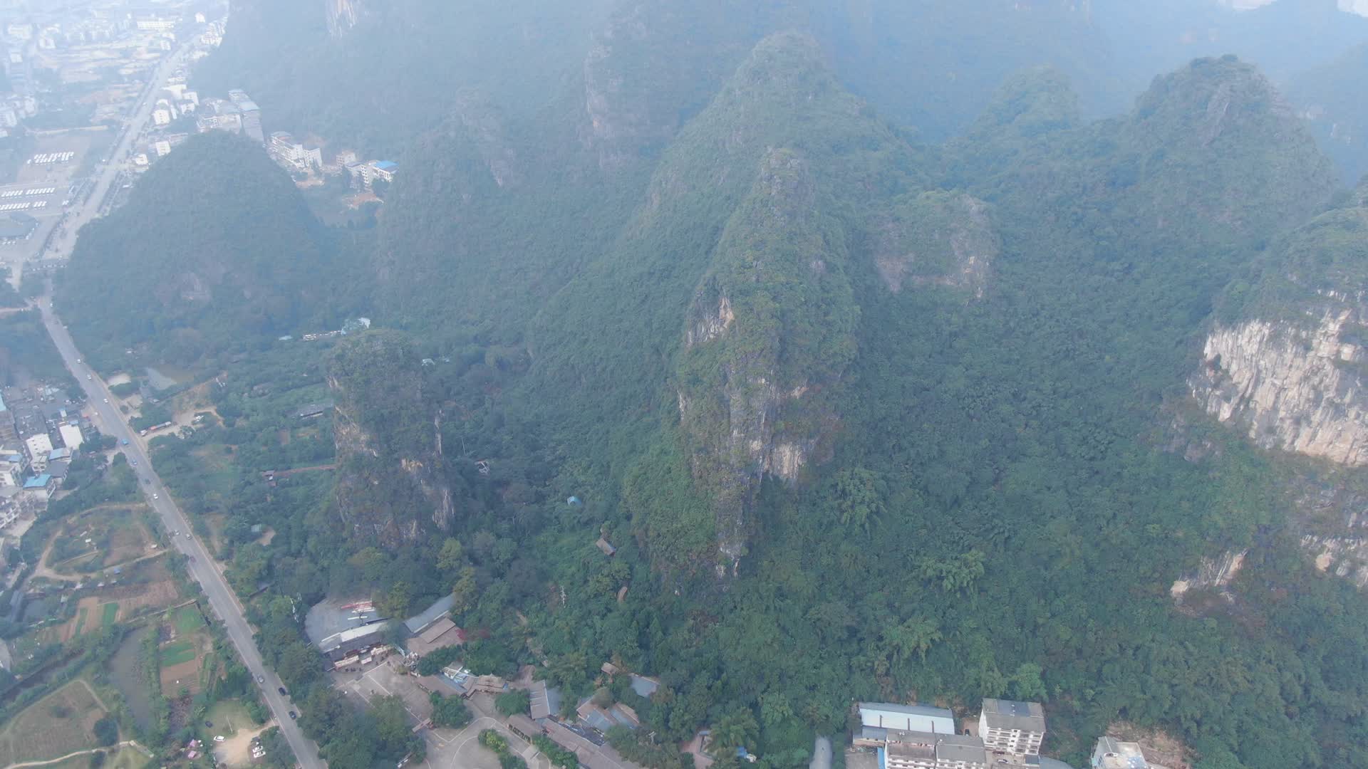 航拍广西桂林清晨迷雾峰林视频的预览图