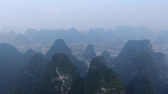 航拍广西桂林清晨迷雾峰林视频的预览图