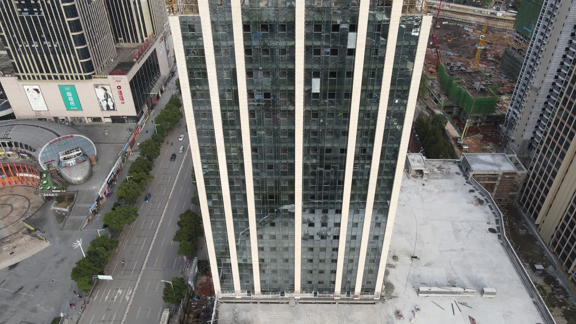 航拍城市在建高楼视频的预览图