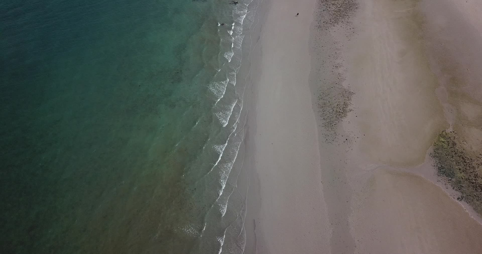 涠洲岛贝壳沙滩航拍视频的预览图