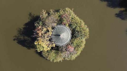 俯拍云南曲靖麒麟公园湖中古老亭子视频的预览图