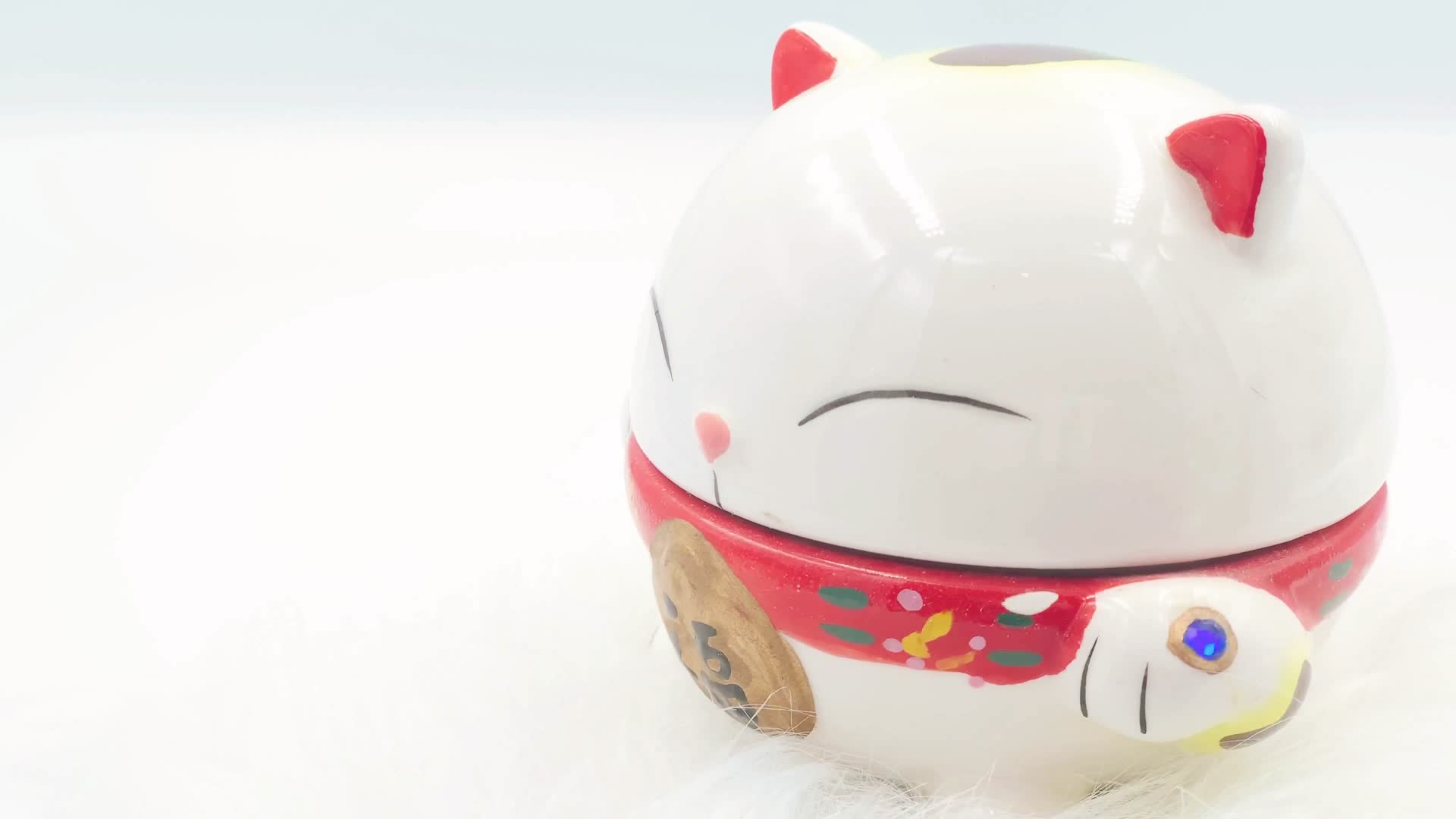 实拍陶瓷招财猫首饰盒视频的预览图