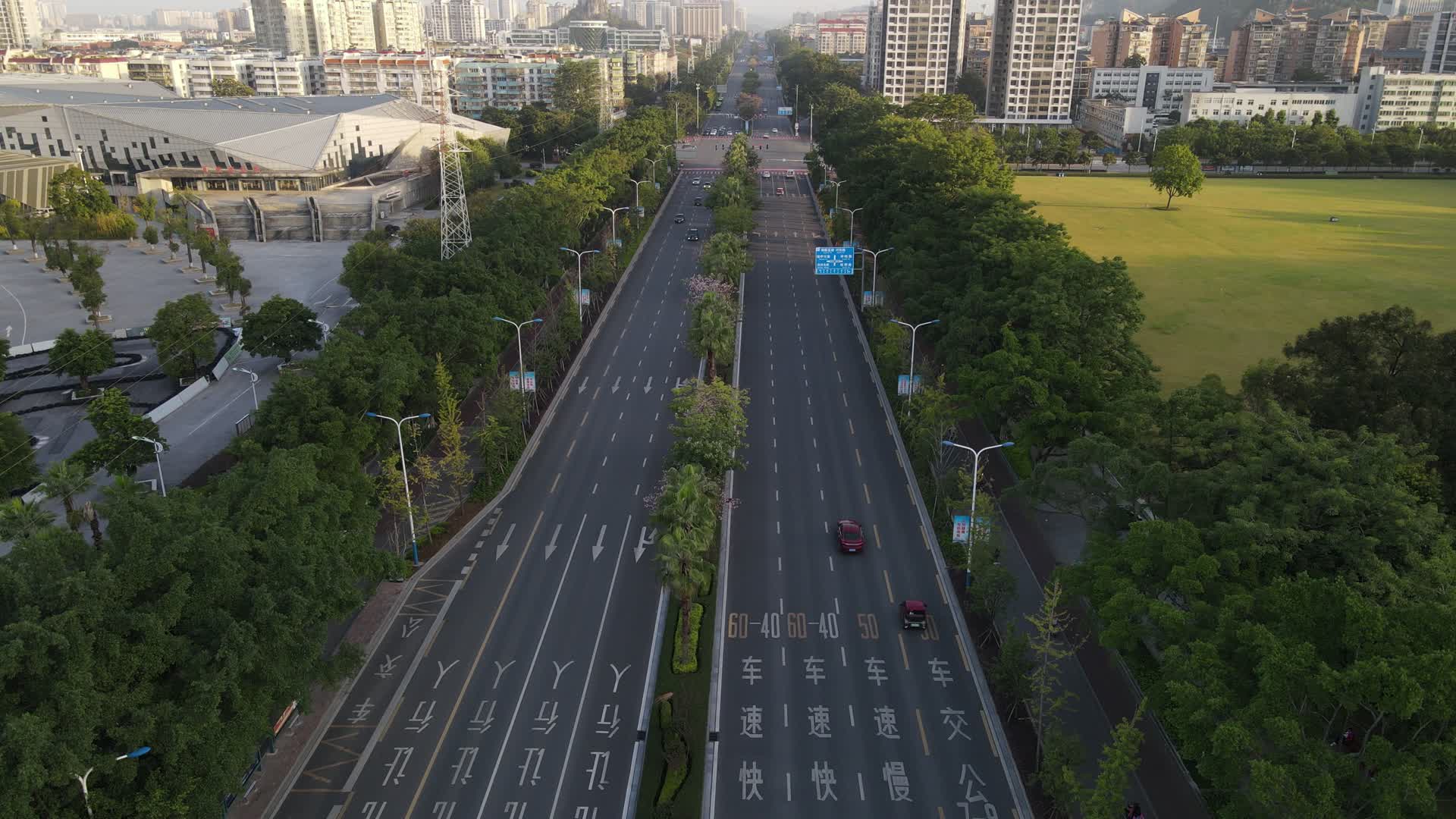 航拍城市大道交通绿化视频的预览图