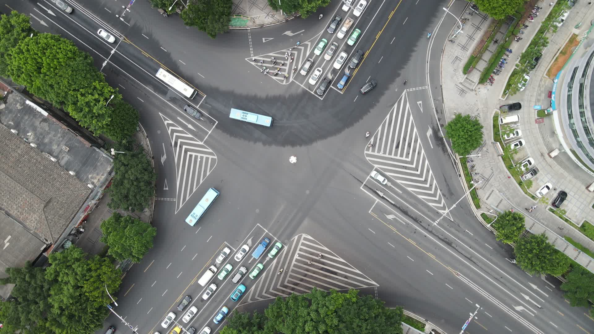 航拍城市十字交叉路交通状况视频的预览图