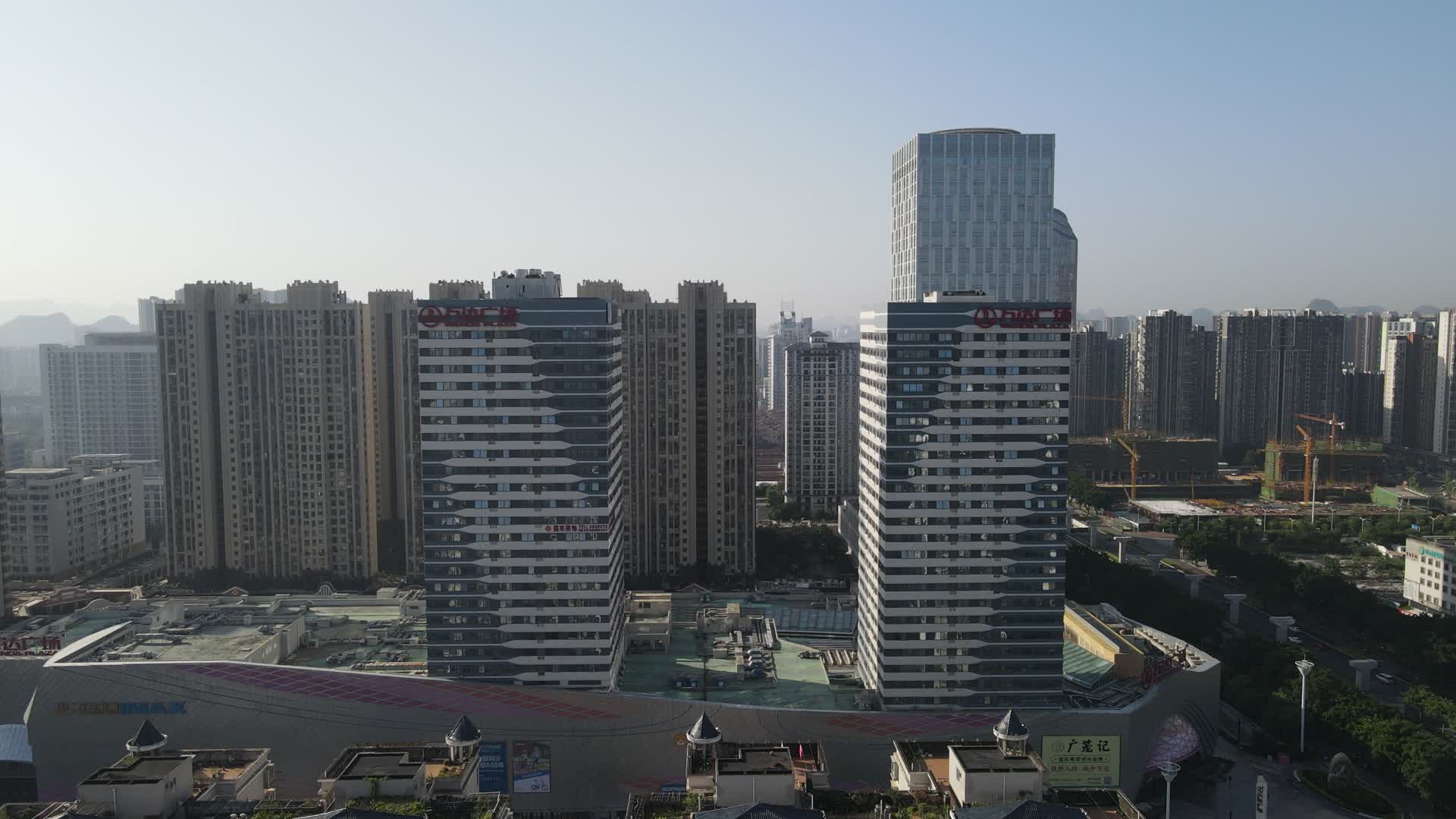 航拍广西柳州万达广场视频的预览图