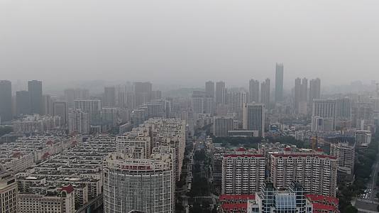 航拍福建福州城市清晨雾霾天气视频的预览图