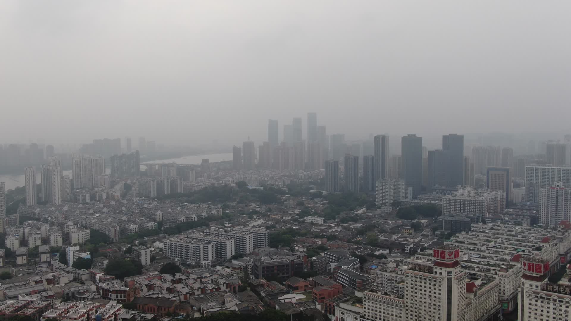 航拍城市清晨迷雾朦胧视频的预览图
