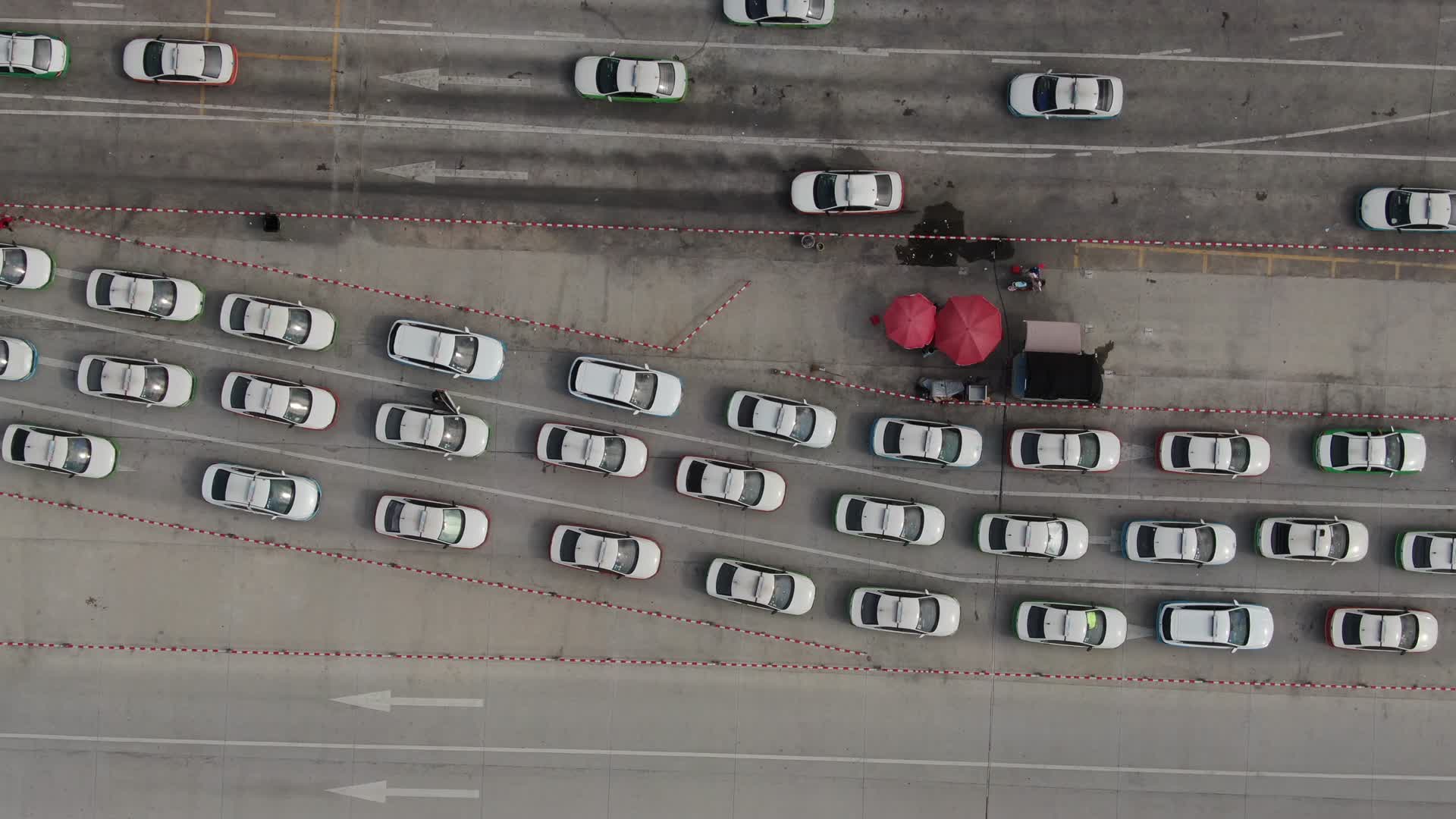 航拍城市出租车排队等候视频的预览图