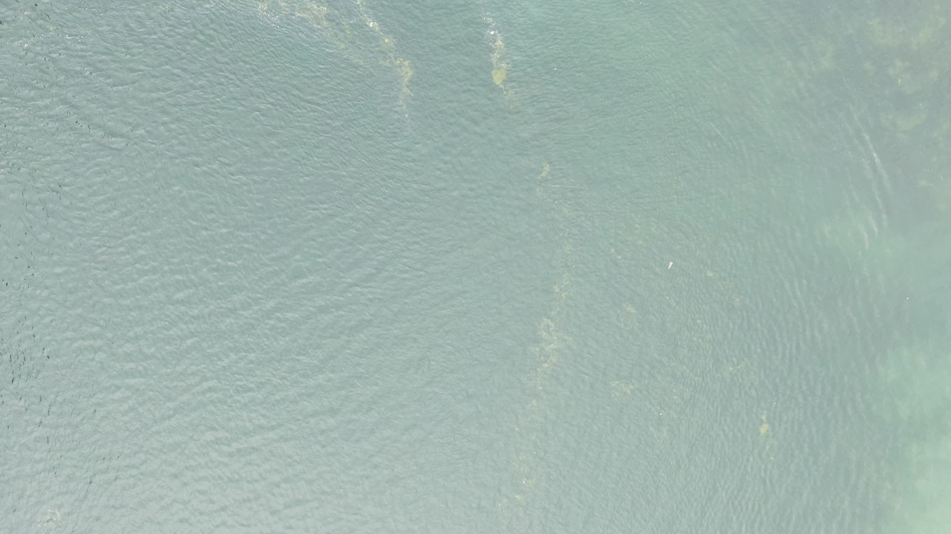 航拍蓝色湖面自然风光视频的预览图