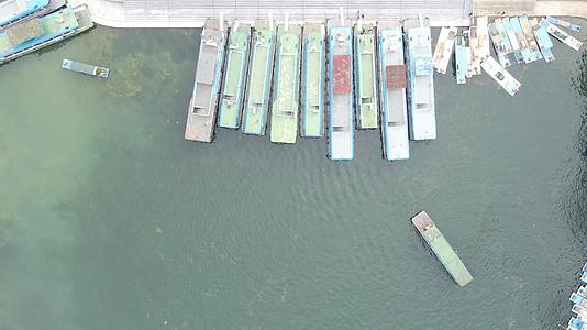 俯拍广西桂林漓江游船码头视频的预览图