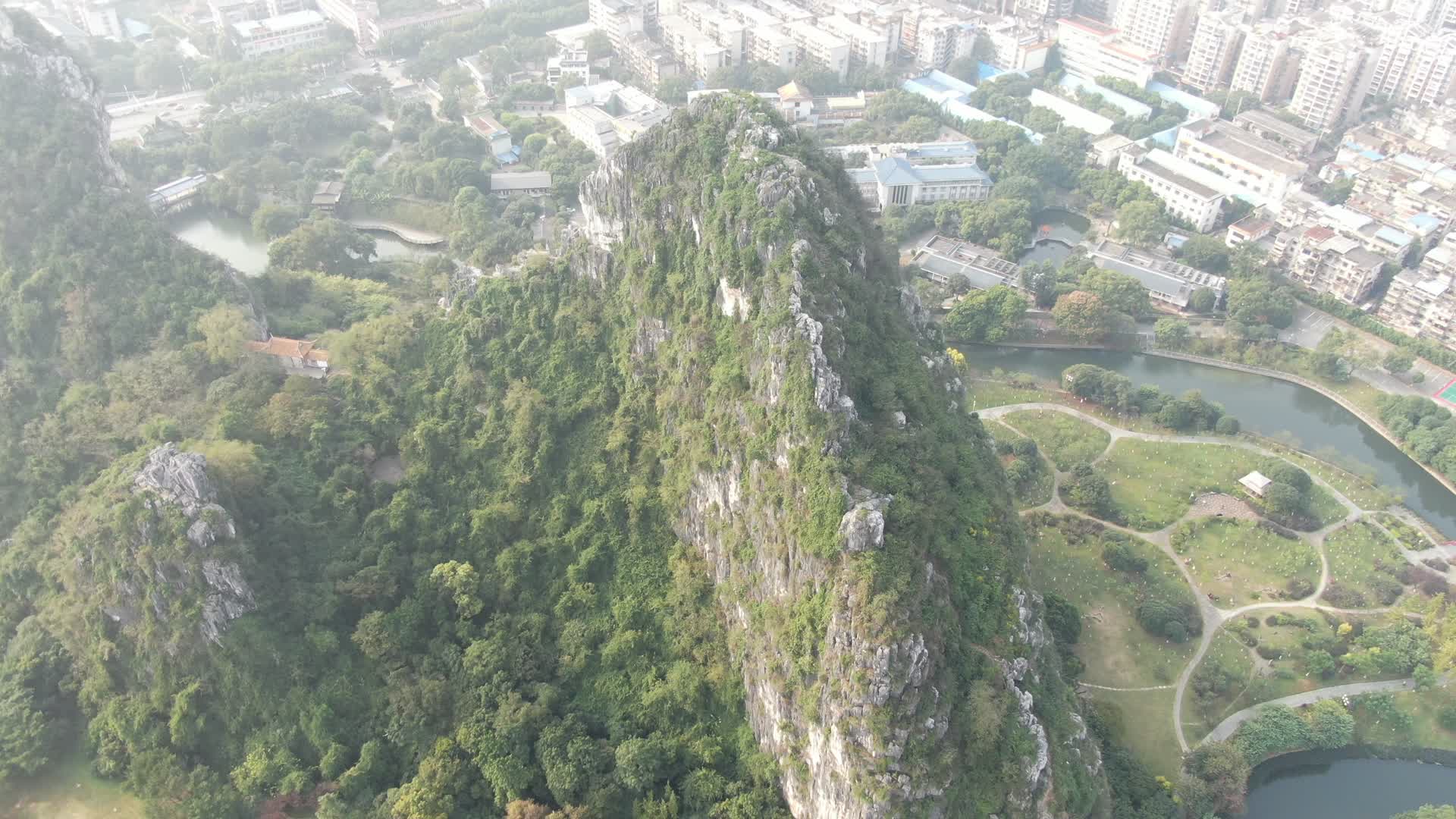 航拍广西桂林奇特山峰视频的预览图