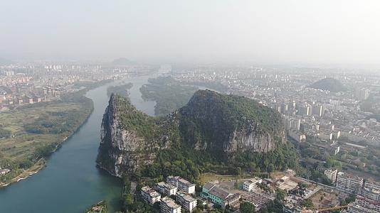 航拍广西桂林山水漓江视频的预览图