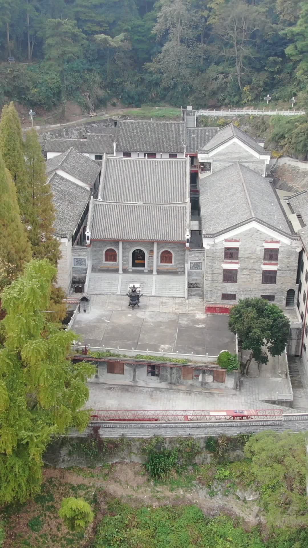 航拍湖南南岳衡山南台禅寺竖屏视频的预览图