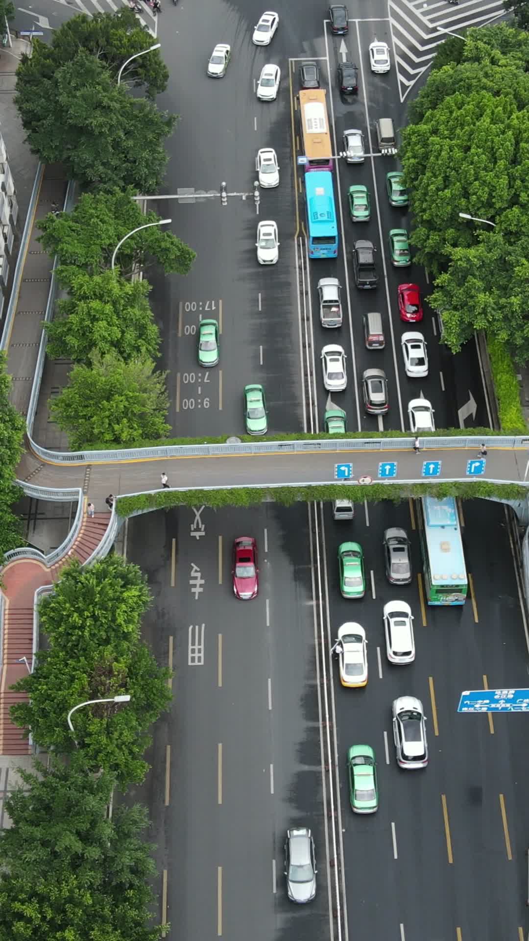航拍城市拥堵的交通竖屏视频视频的预览图