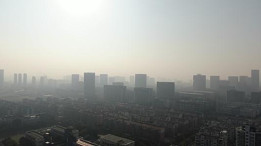 航拍杭州清晨迷雾朦胧日出视频的预览图