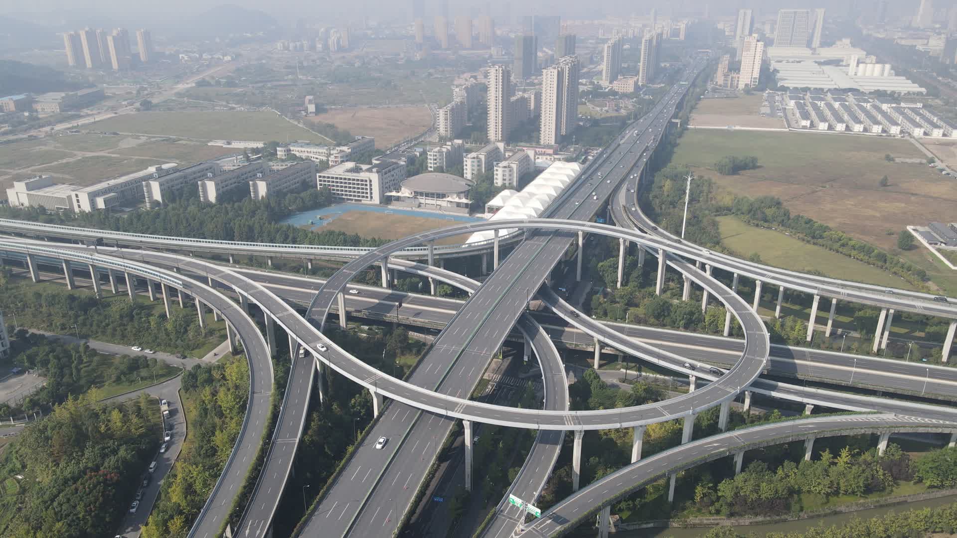 航拍杭州彩虹高架立交桥视频的预览图