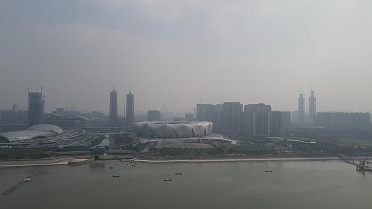 航拍浙江杭州雾霾天气视频的预览图