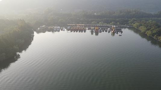 航拍杭州西湖游船码头视频的预览图