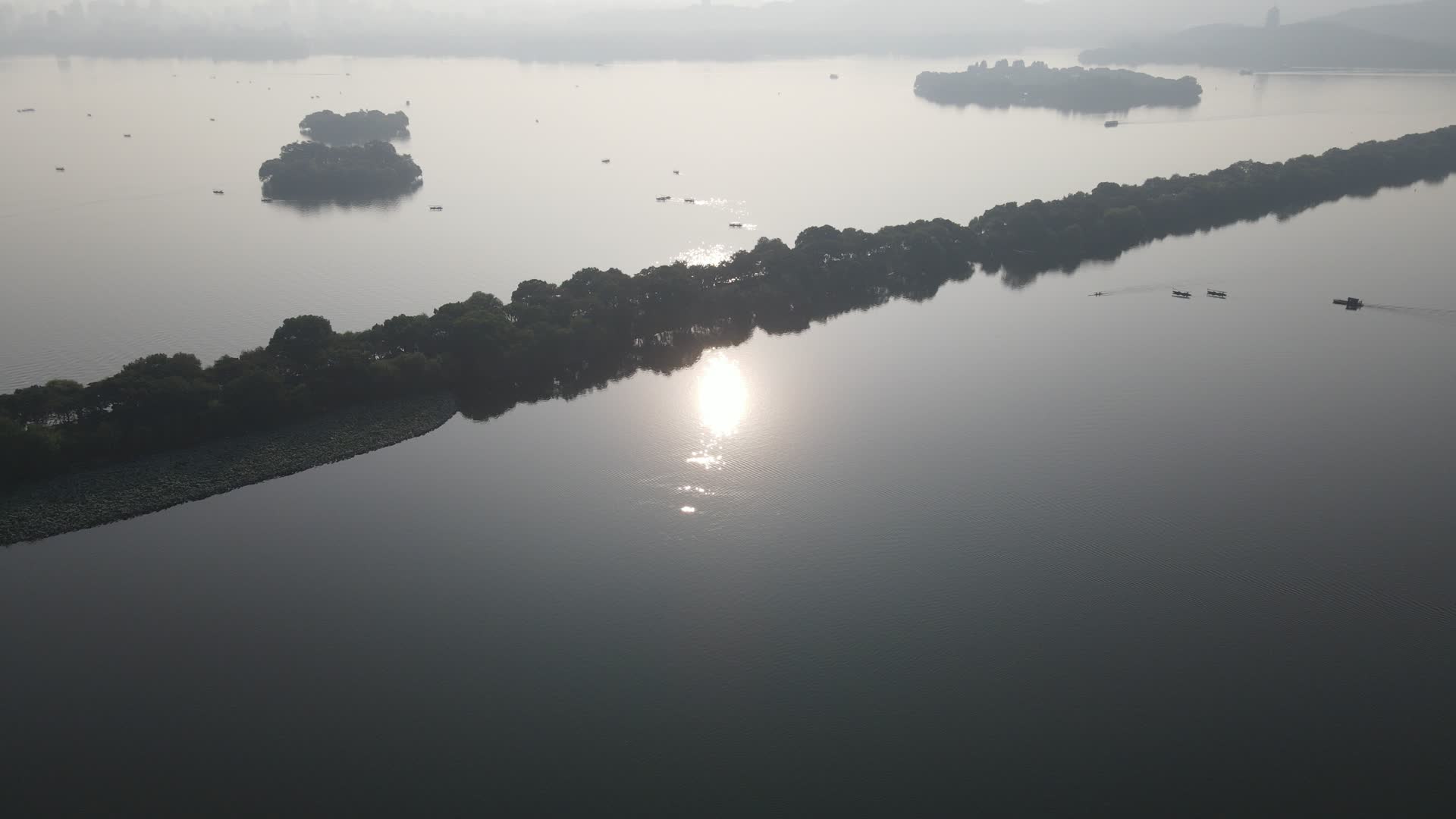 航拍杭州西湖清晨风景视频的预览图