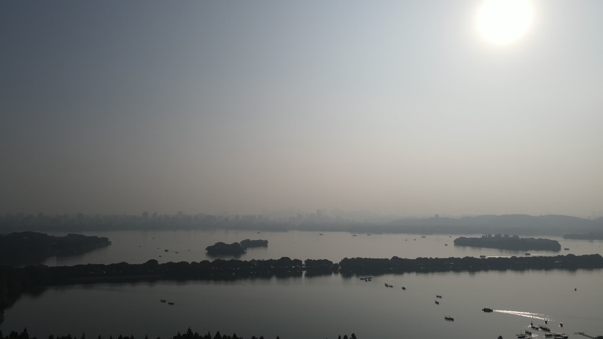 航拍杭州西湖清晨风景视频的预览图