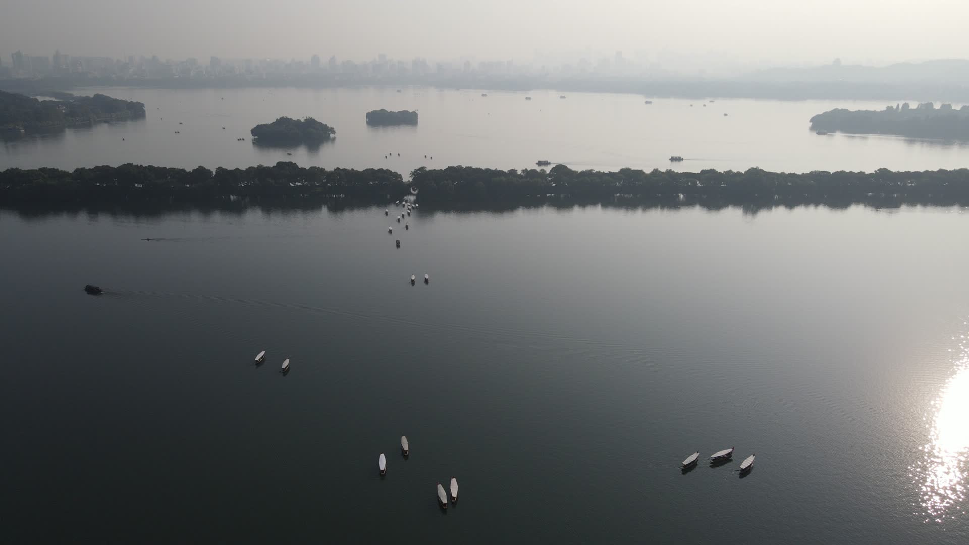 航拍杭州西湖清晨迷雾视频的预览图