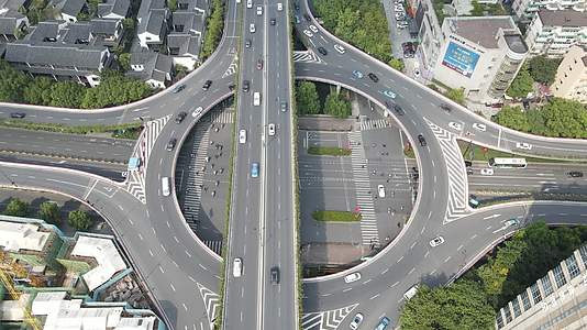 航拍杭州城市圆形交通转盘高架桥视频的预览图