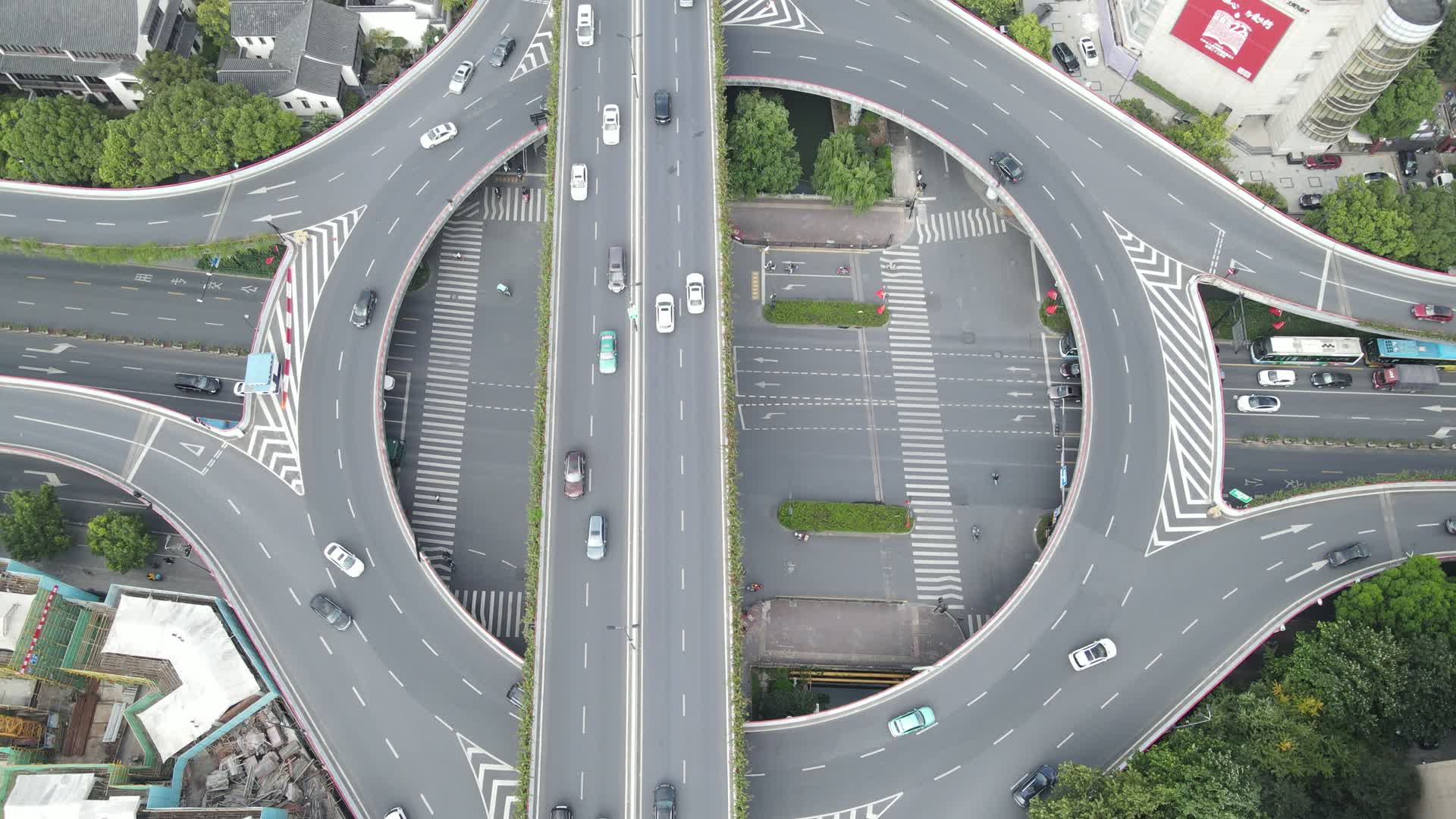 航拍圆形交通转盘交通视频的预览图