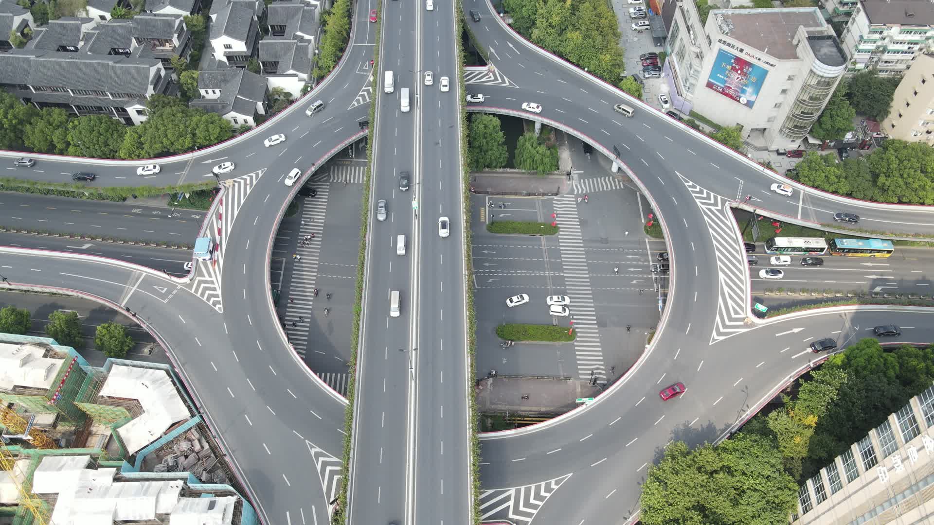 航拍杭州城市高架立交桥视频的预览图
