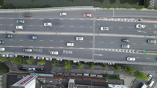 俯拍杭州西湖大道交通实况视频的预览图