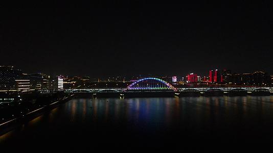 航拍杭州钱塘江复兴大桥夜景灯光视频的预览图