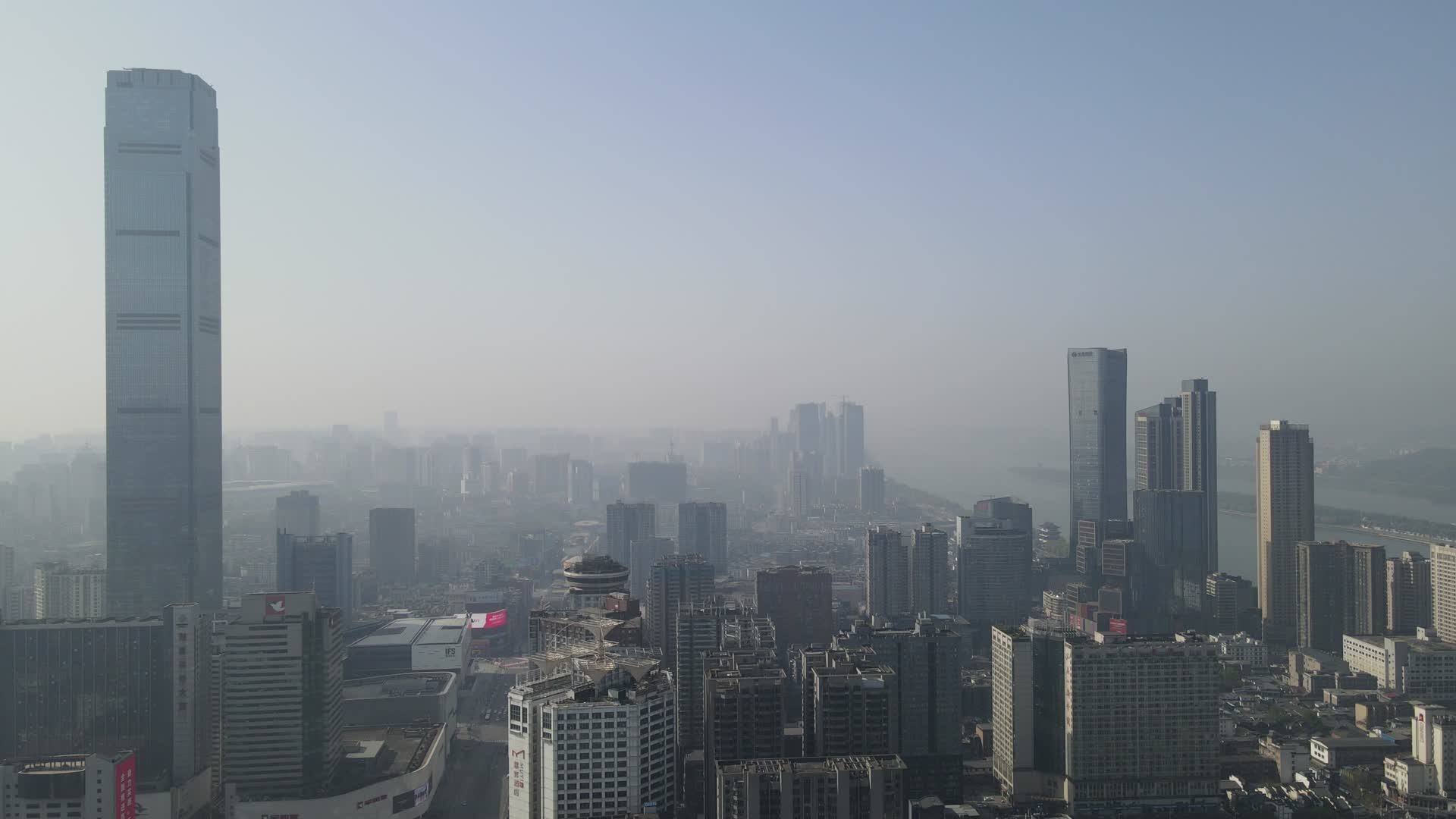 航拍湖南长沙城市清晨迷雾朦胧视频的预览图
