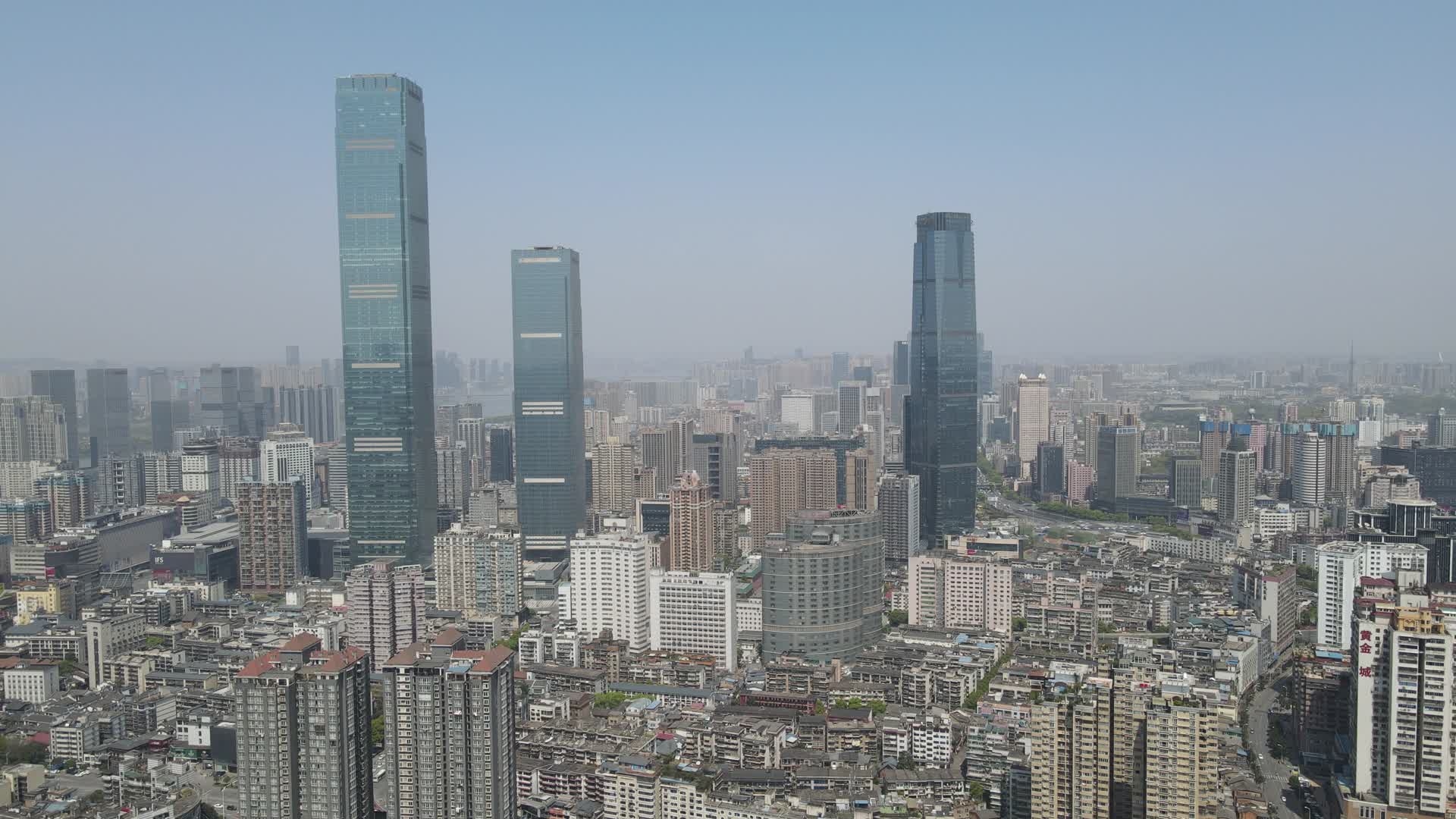 航拍湖南第一高楼国金中心视频的预览图