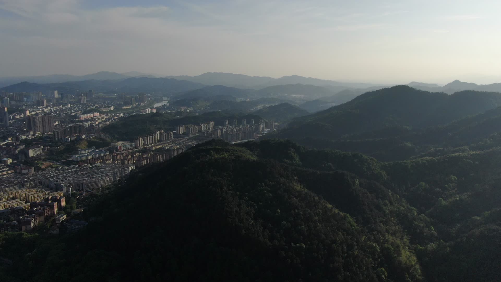 航拍城市新城迷雾朦胧视频的预览图