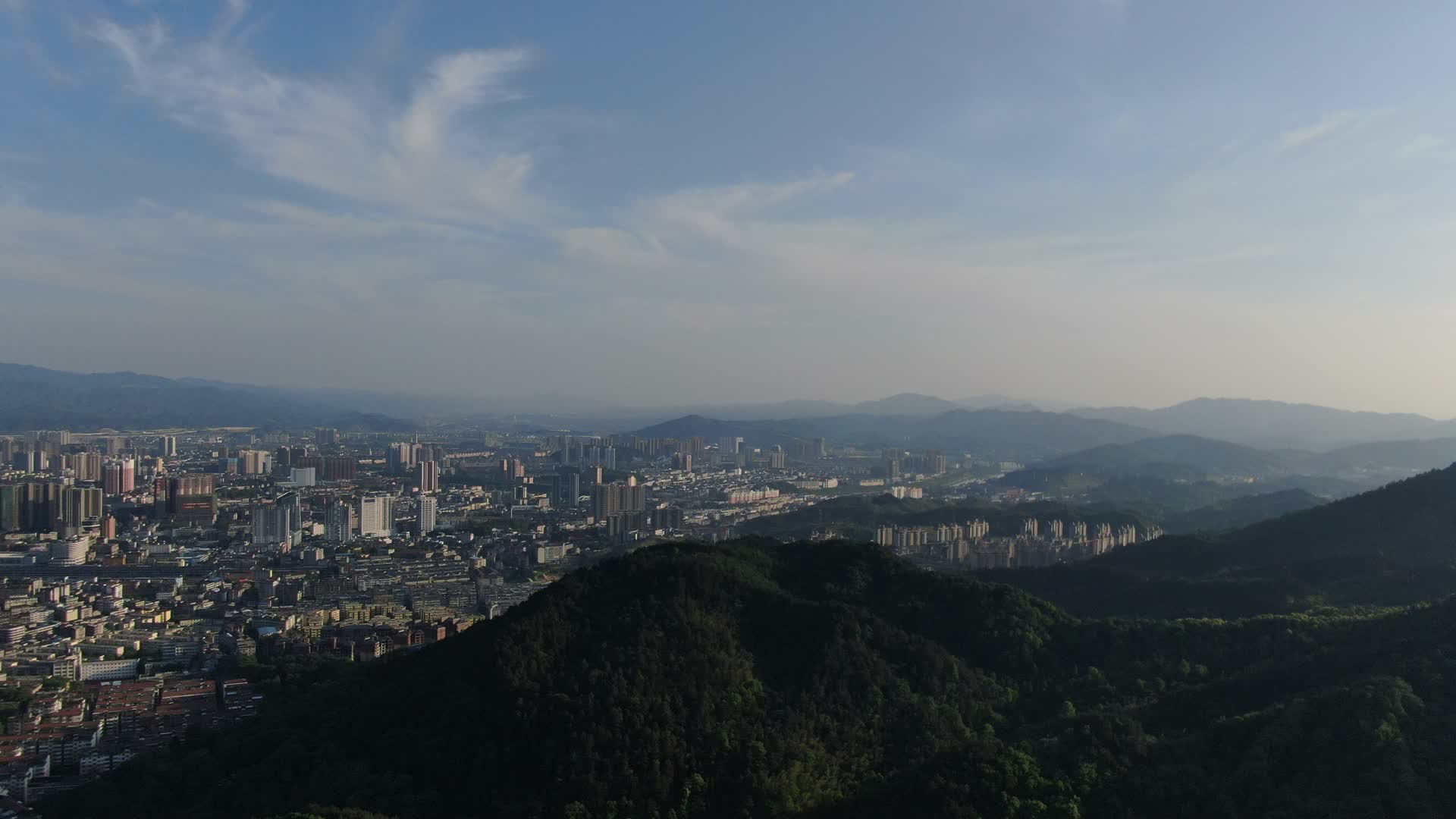 航拍山城蓝天白云视频的预览图